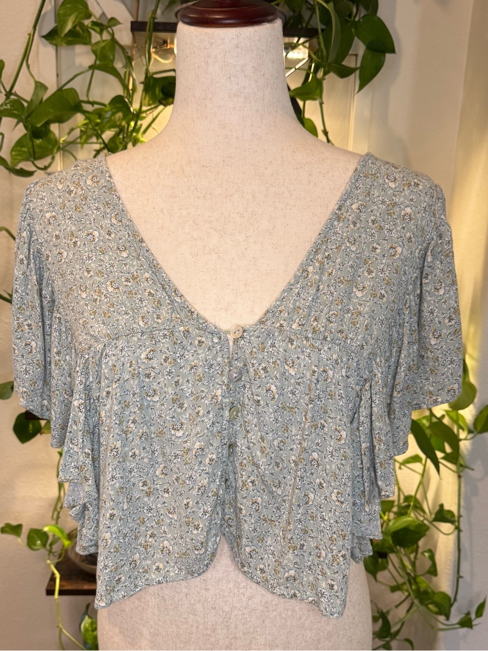 Light Blue Floral Cropped V-Neck Top with Flutter Sleeves